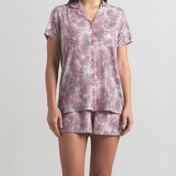 Skims sleep pjs set Women's loungewear Small shirt sleeve and short set